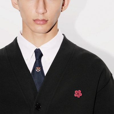 ケンゾー FW24 ブラック Vネック ロゴプリント ボタンアップ ニットカーディガン FE65SW2264MT-99J Sizing ケンゾー FW24 ブラック Vネック ロゴプリント ボタンアップ ニットカーディガン FE65SW2264MT-99J