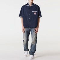 KENZO SS23 Kemeja Biru Motif Huruf Lengan Pendek Kancing Depan. FD55CH1135DE-77 Lookbook KENZO SS23 Kemeja Biru Motif Huruf Lengan Pendek Kancing Depan. FD55CH1135DE-77