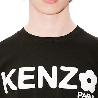 KENZO SS24 Kaos Hitam Loose Fit Logo Print Crewneck. FE65TS4724SG-99J Sizing KENZO SS24 Kaos Hitam Loose Fit Logo Print Crewneck. FE65TS4724SG-99J