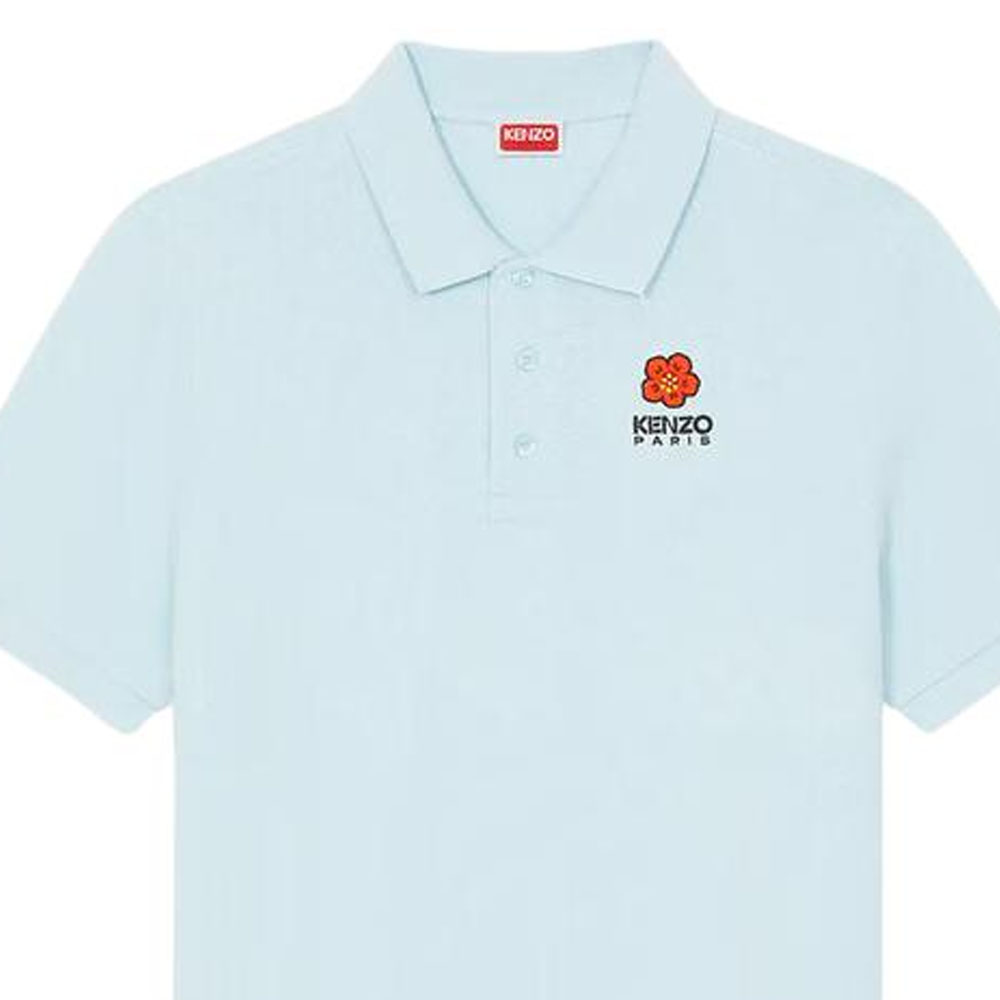 Lookbook 겐조 SS24 스카이블루 로고 자수 폴로 셔츠. FE55PO5364PU-63