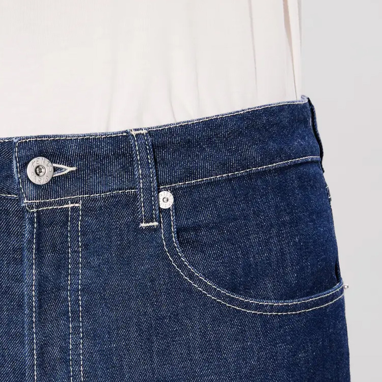 Sizing KENZO SS24  Slim Fit Mid-Rise Indigo Denim Jeans with Zipper Closure. FE65DP1016S1-DM