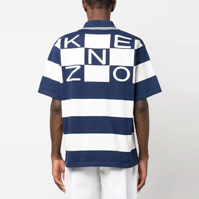 겐조 SS24 스트라이프 로고 프린트 반팔 폴로 셔츠 - 블루. FD55PU3713CN-77 Shop 겐조 SS24 스트라이프 로고 프린트 반팔 폴로 셔츠 - 블루. FD55PU3713CN-77