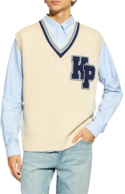 KENZO SS24 浅米色V领徽标贴饰休闲马甲。 FE65PU4753CH-02 Shop KENZO SS24 浅米色V领徽标贴饰休闲马甲。 FE65PU4753CH-02