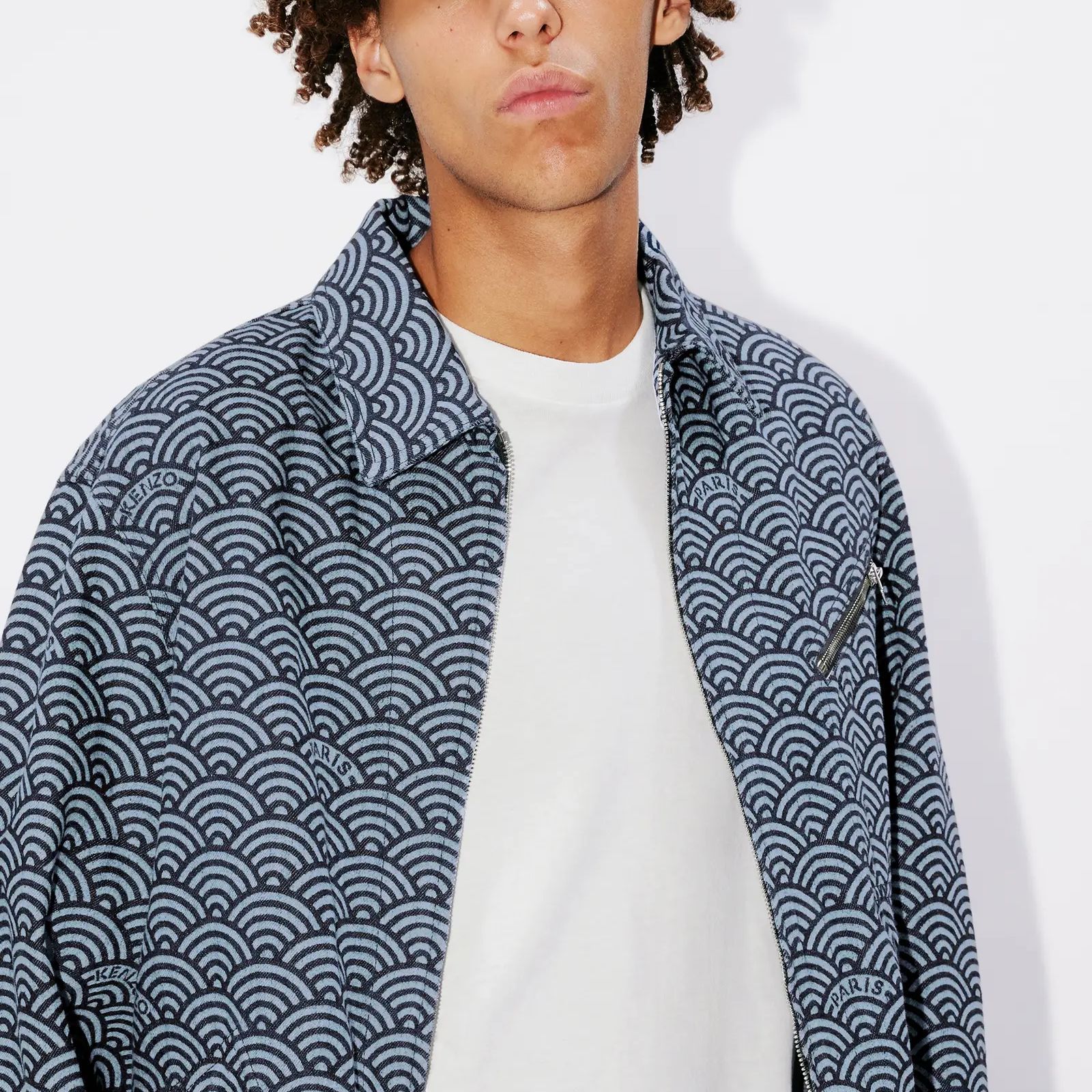 Sizing Chaqueta Vaquera Azul Lavado Kenzo SS24 Estampado Wave Cuello Cuadrado Hombre. FE55DB1006K1-DM