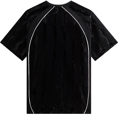 KITH Chase Baju-T Lengan Pendek Leher V Hitam. KHM033354-001 Lookbook KITH Chase Baju-T Lengan Pendek Leher V Hitam. KHM033354-001