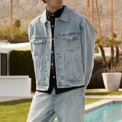 KITH FW23 Chaqueta Denim Indigo Unisex Vintage Logo de Cuero. KHM010269-415 Shop KITH FW23 Chaqueta Denim Indigo Unisex Vintage Logo de Cuero. KHM010269-415