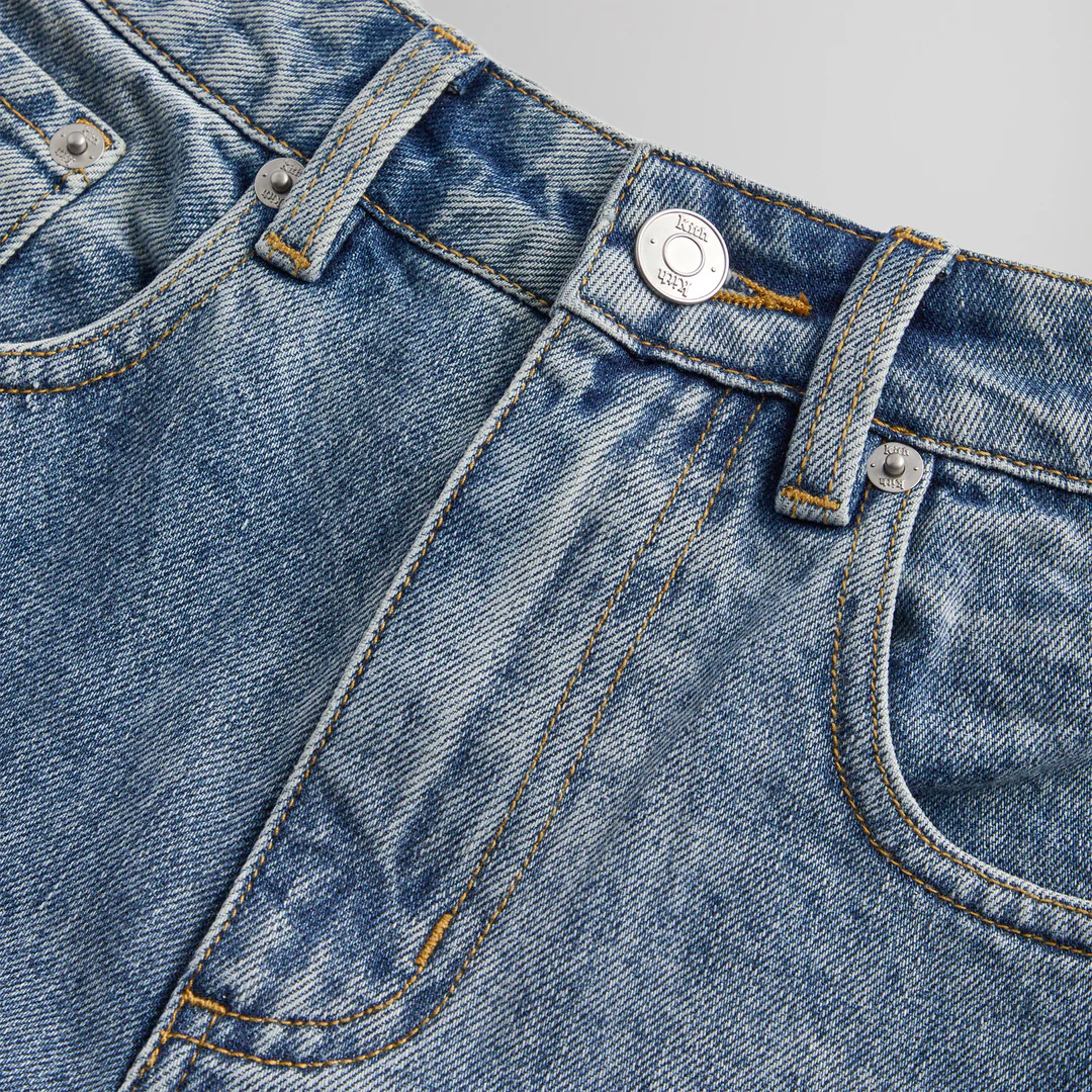 Shop KITH FW24 深靛蓝修身直筒牛仔裤 中央标志款式。 KHM060294-416