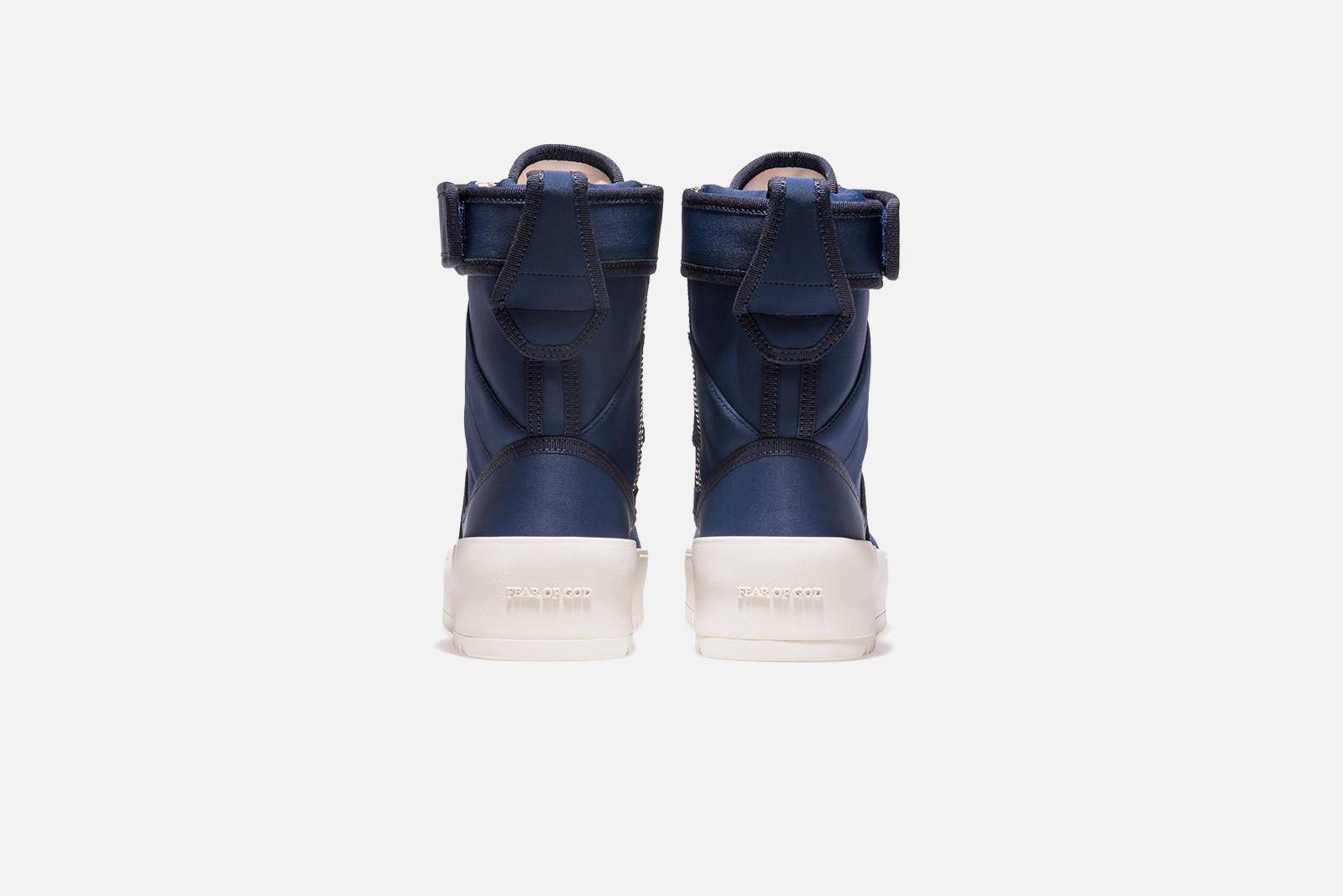 Shop KITH x Fear of God 军事运动鞋 '纽约蓝' FGKT-MSNY-NYBL16