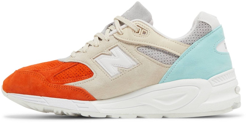 KITH x New Balance 990v2 Made in USA 'Cyclades' M990KC2 Lookbook KITH x New Balance 990v2 Made in USA 'Cyclades' M990KC2