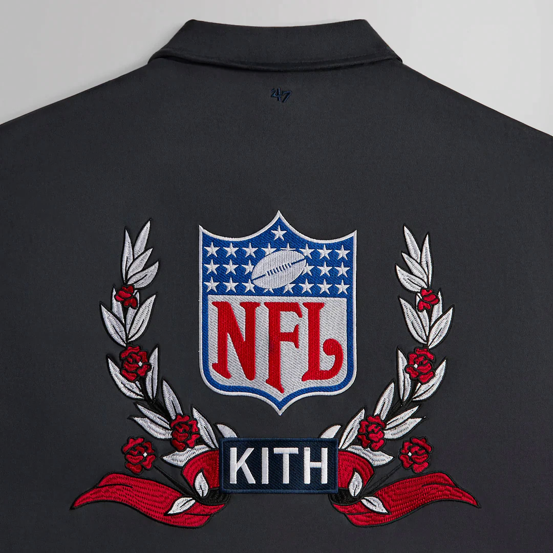 Shop KITH x NFL FW24 레트로 레터링 카라 재킷 나이트 레드. KHM010684-413