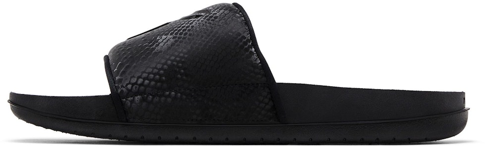 Kobe Bryant x Nike Offcourt Slide ''Triple Black'' Sandal Hitam Triple. IF2870-001 Lookbook Kobe Bryant x Nike Offcourt Slide ''Triple Black'' Sandal Hitam Triple. IF2870-001