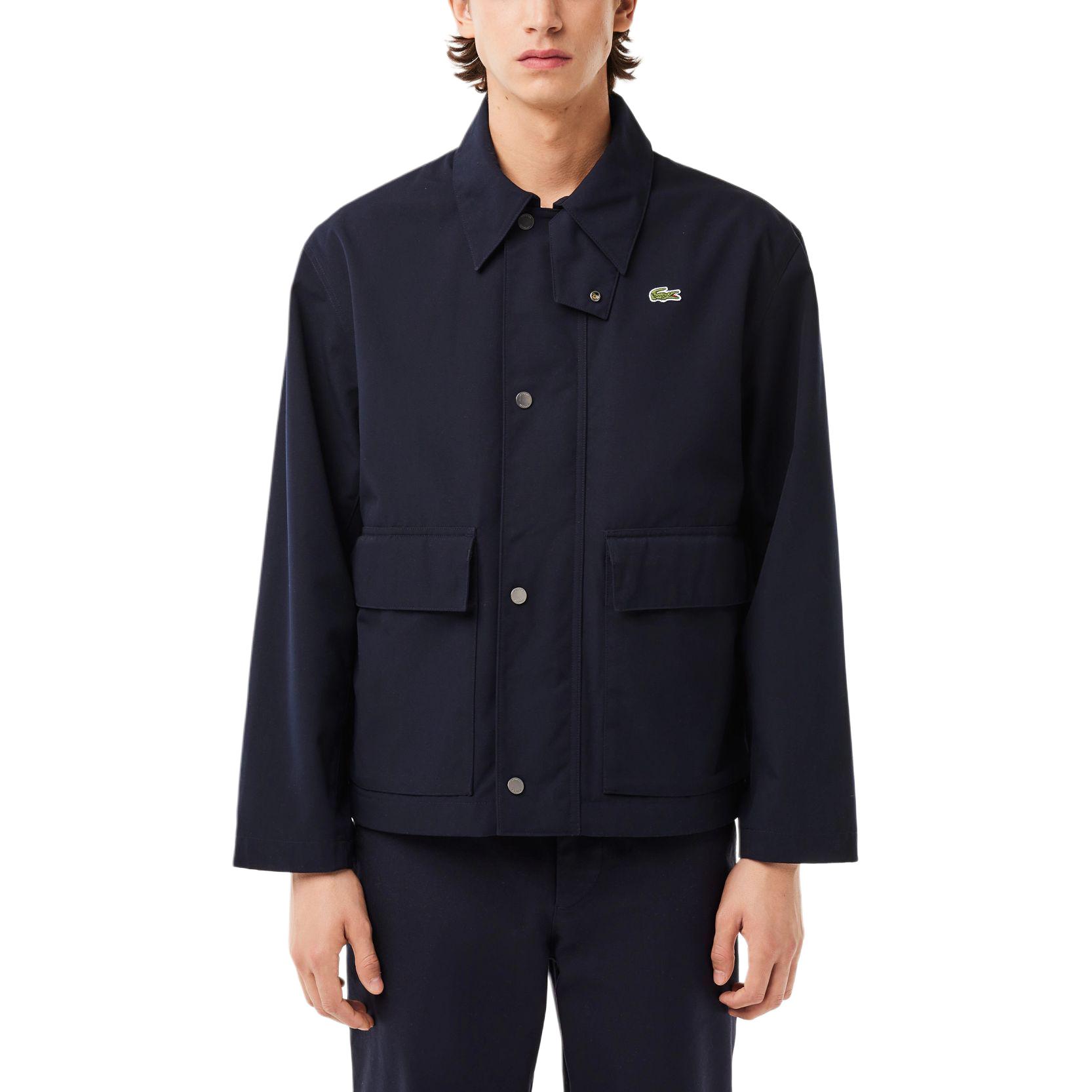 Lookbook LACOSTE 海軍藍實用夾克，大口袋經典領設計。 BH7277-HDE