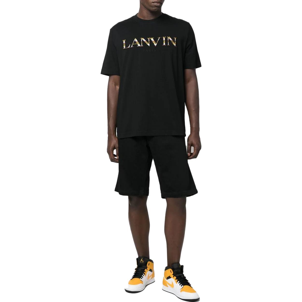 Lookbook Camiseta Negra Lanvin Cuello Redondo con Logo Bordado de Manga Corta. RM-TS0005-J207-H2210