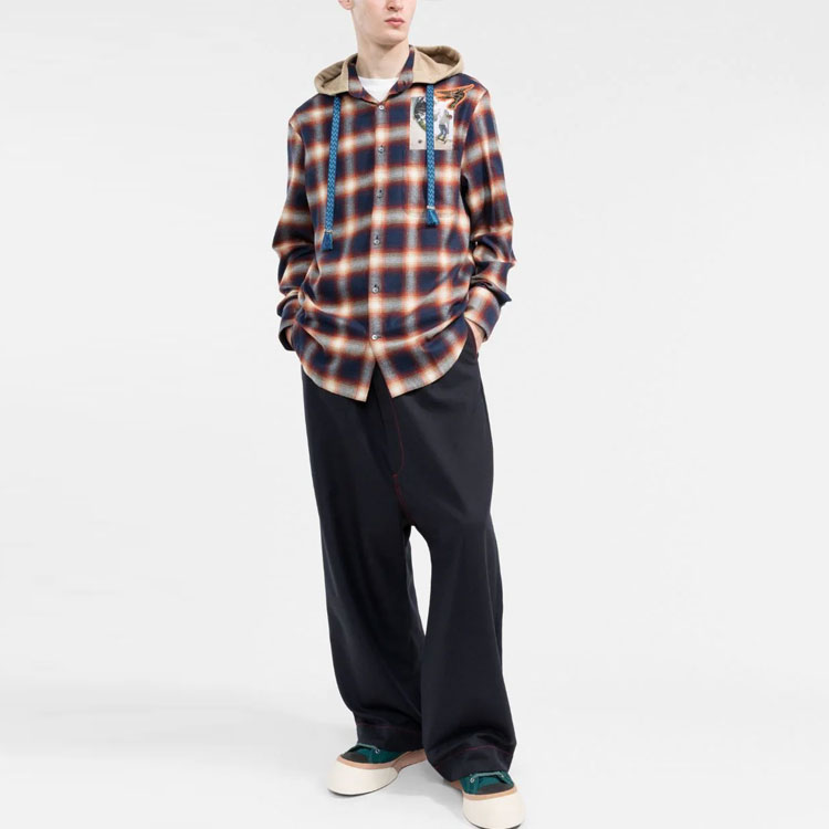 Lookbook Camisa Roja con Capucha y Mangas Largas Lanvin FW21 Protección Solar Hombre. RM-SI0054-5156-H2129-90