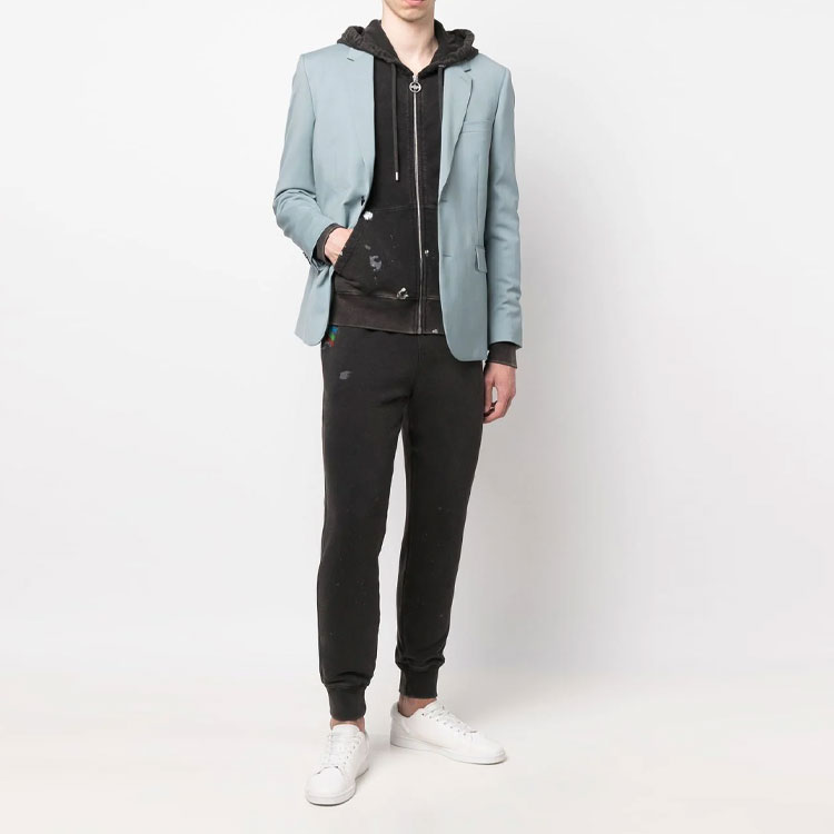 Lookbook Pantalones Jogger Negros Unisex Lanvin SS22 con Logo Bordado. RM-TRG041-J008-P22