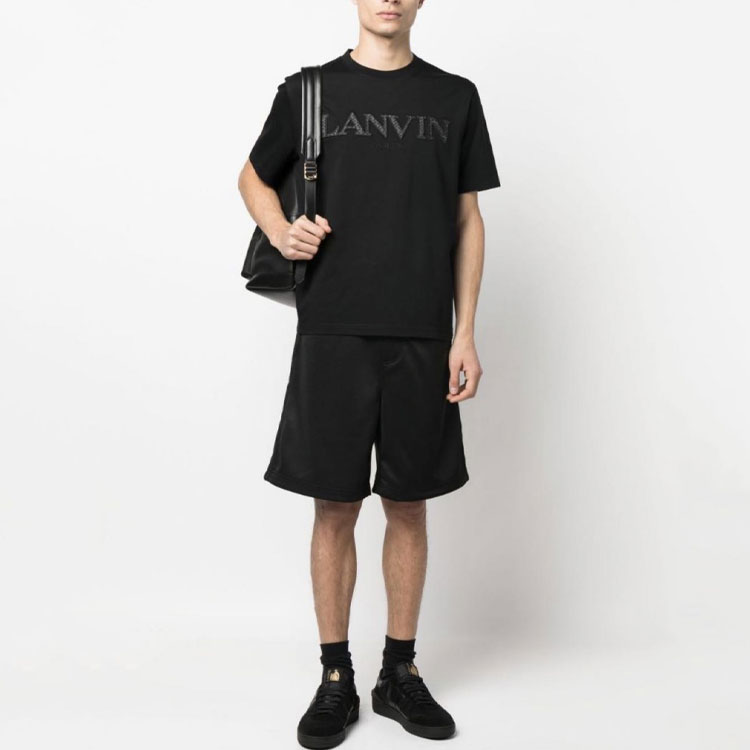 Lookbook Lanvin SS23 Celana Pendek Hitam Kasual dengan Bordir Logo Warna Solid. RM-TR0018-5583-P2310