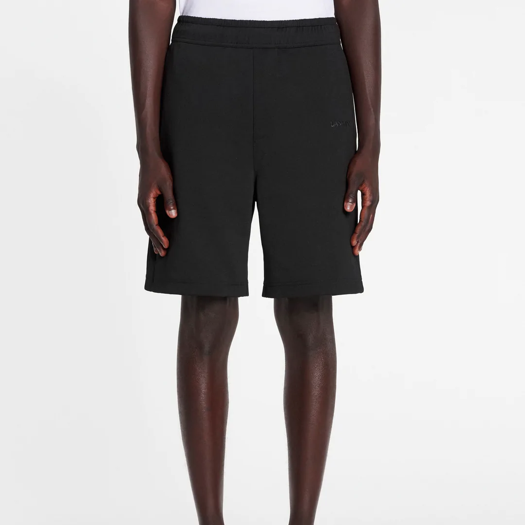 Shop Lanvin SS23 Celana Pendek Hitam Kasual dengan Bordir Logo Warna Solid. RM-TR0018-5583-P2310