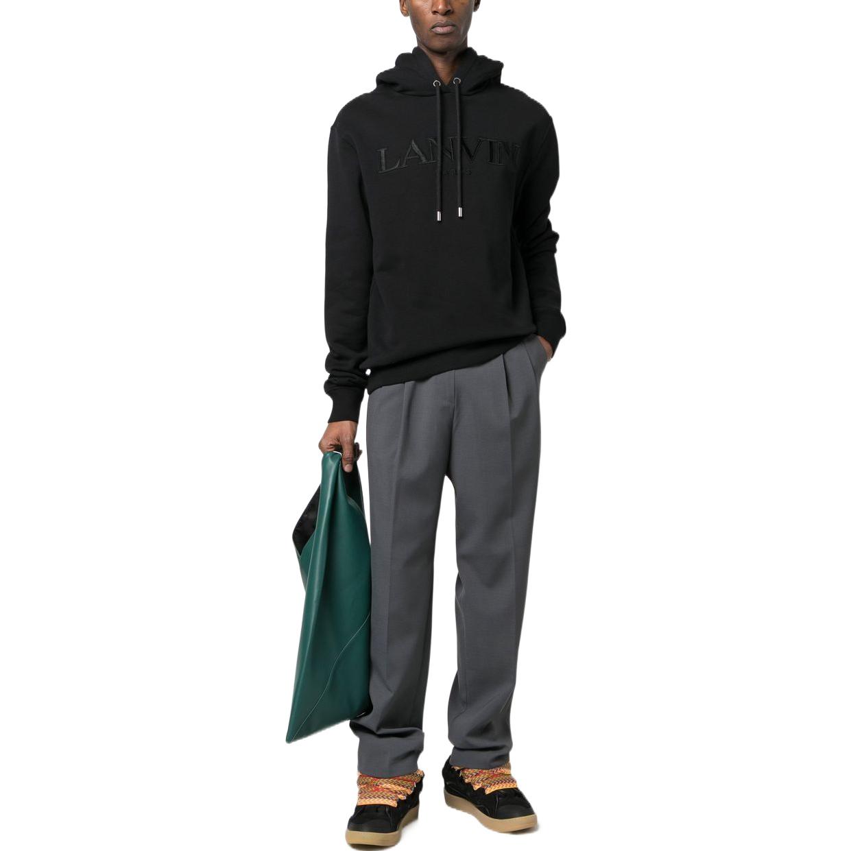 Lookbook Sudadera Negra Lanvin SS23 con Letras en Relieve. RM-HO0001-J210-P2310