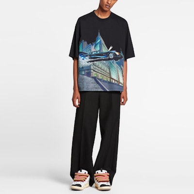 Lanvin x Batman SS22 Camiseta Gráfica Batmóvil Negra. RM-TS0009-J234-E2210 Lookbook Lanvin x Batman SS22 Camiseta Gráfica Batmóvil Negra. RM-TS0009-J234-E2210