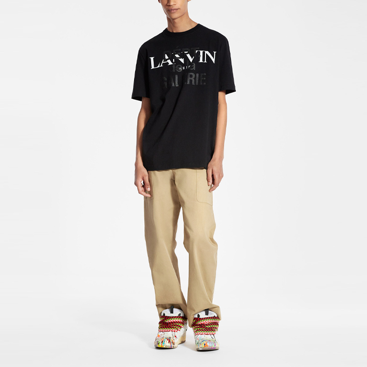 Lookbook Lanvin x Gallery Dept. Logo 寬鬆版型黑色圓領短袖T恤。 RU-TS0005-J090-E2110