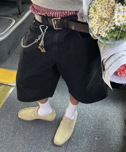 Shop LEIRE 日常百慕大牛仔短裤 [黑色] L24FWHP00101