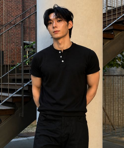 LEIRE Muscle Fit Henley Neck Short Sleeve Knit [Black] L25SMKN00201