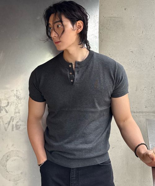 LEIRE Muscle Fit Henley Neck Short Sleeve Knit [Charcoal] L25SMKN00203