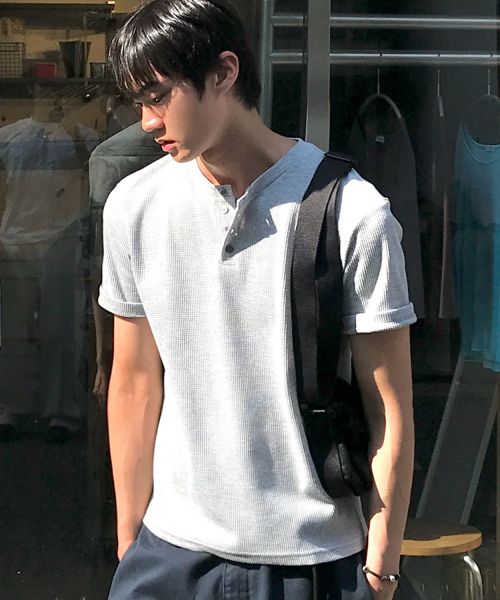 LEIRE Waffle Henley Neck Semi Crop T-Shirt [Gray] L26SMTS01402