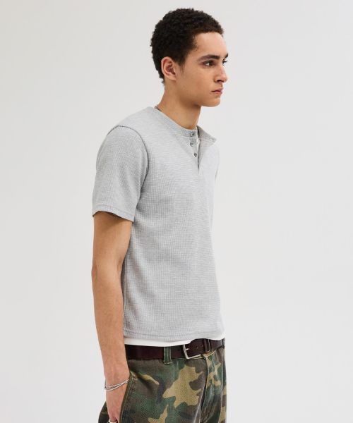 Lookbook LEIRE Waffle Henley Neck Semi Crop T-Shirt [Gray] L26SMTS01402