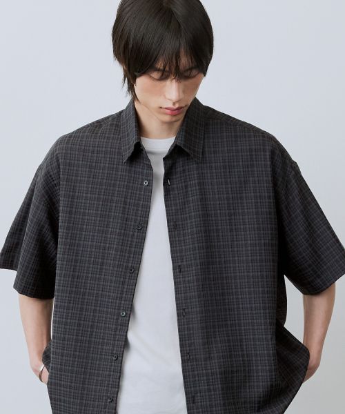 Purchase LEIRE Wrinkle Seersucker Checkered Short Sleeve Shirt [Charcoal] L25SMSH00201