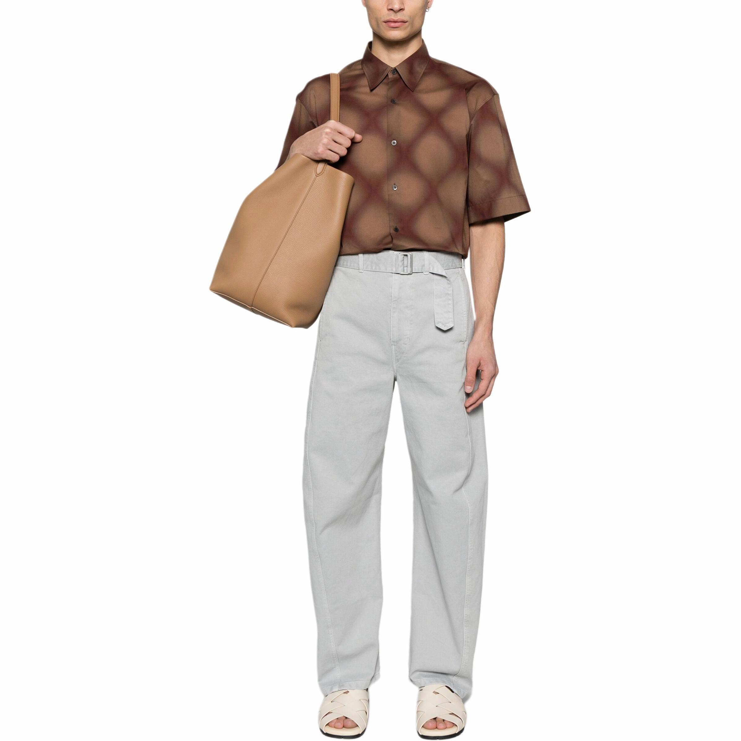 Lookbook Lemaire SS25 灰色直筒休閒長褲附側口袋與腰帶 PA326LD1036-BK948