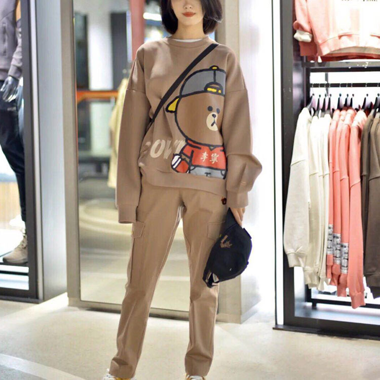 Shop Li-Ning Brown Bear Print Loose Fit Crewneck Sweatshirt Unisex Khaki AWDQB10-1