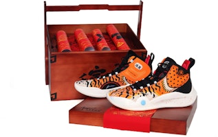 Li-Ning CJ-1 Limited Edition Gift Box 'Year of the Tiger - Black Orange' ABAR019-25(S-BOX) Li-Ning CJ-1 Limited Edition Gift Box 'Year of the Tiger - Black Orange' ABAR019-25(S-BOX)
