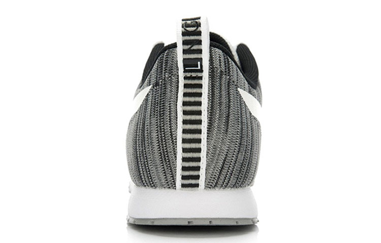 Shop 李宁舒适透气跑步鞋“白灰” ALCK139-2