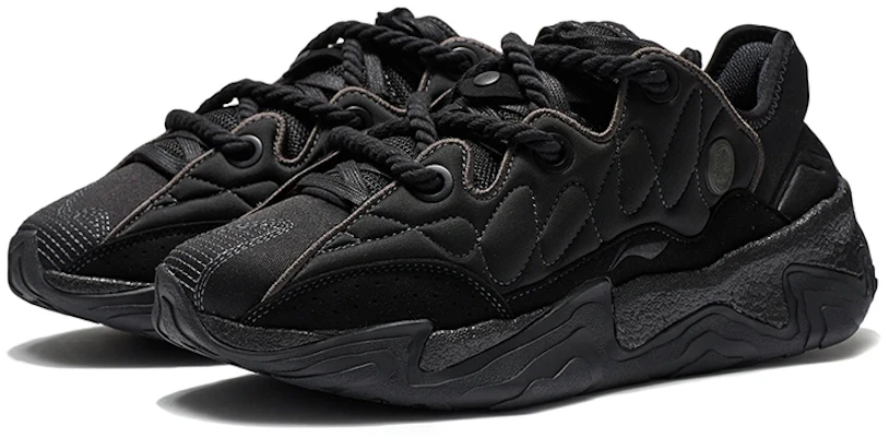 Li-Ning Kung Fu 22 x Jackie Chan ''Triple Black'' en Noir Intégral. AGLS075-4 Lookbook Li-Ning Kung Fu 22 x Jackie Chan ''Triple Black'' en Noir Intégral. AGLS075-4