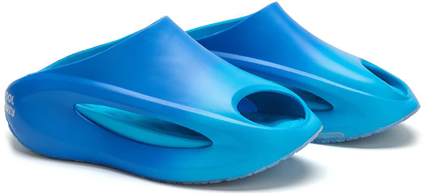 英雄联盟 x 中国李宁 云游Slay 泳池派对 水晶鞋底增高回弹 一字拖鞋 男女同款 亮光藍 Lookbook 英雄联盟 x 中国李宁 云游Slay 泳池派对 水晶鞋底增高回弹 一字拖鞋 男女同款 亮光藍