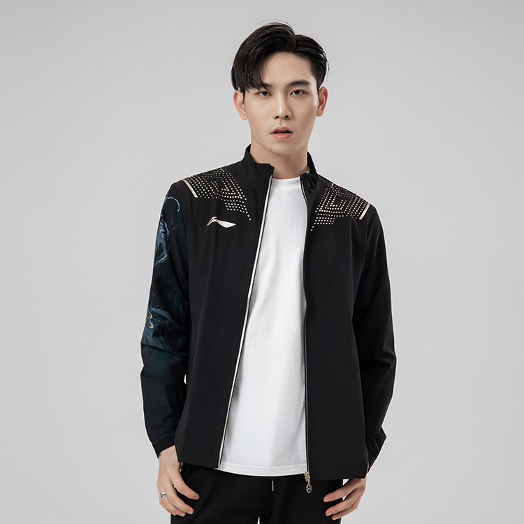 Shop Chaqueta Negra Reflectante Li-Ning Serie Tenis de Mesa Letra Impresa AYYR437-2