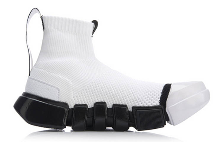 Order Li-Ning Wade Essence 2 x Star Wars 'Putih' AGWN039-1