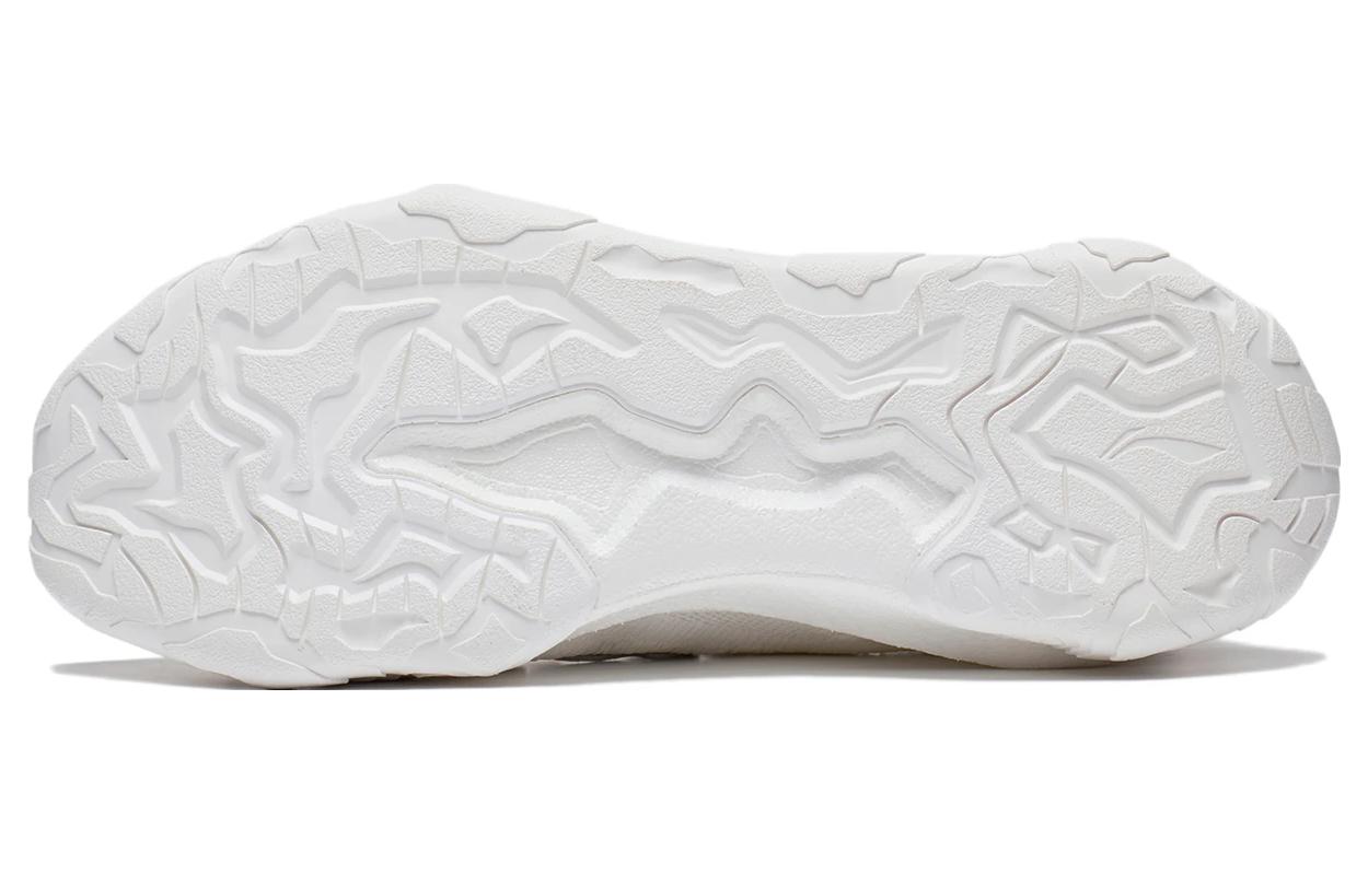 Shop 李宁 x 成龙 功夫运动鞋 '白米色' AZGT063-2