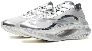 李宁 绝影䨻耐磨透氣低幫跑步鞋 銀色 Lookbook 李宁 绝影䨻耐磨透氣低幫跑步鞋 銀色