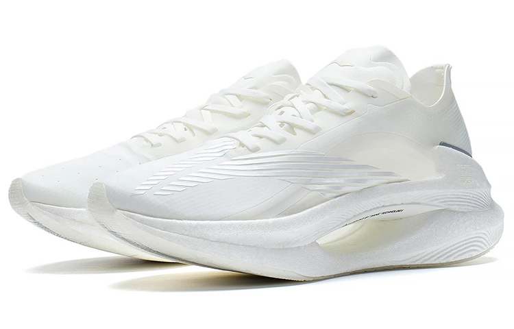 Lookbook 李宁 绝影䨻回弹低帮跑步鞋 男款 香檳白