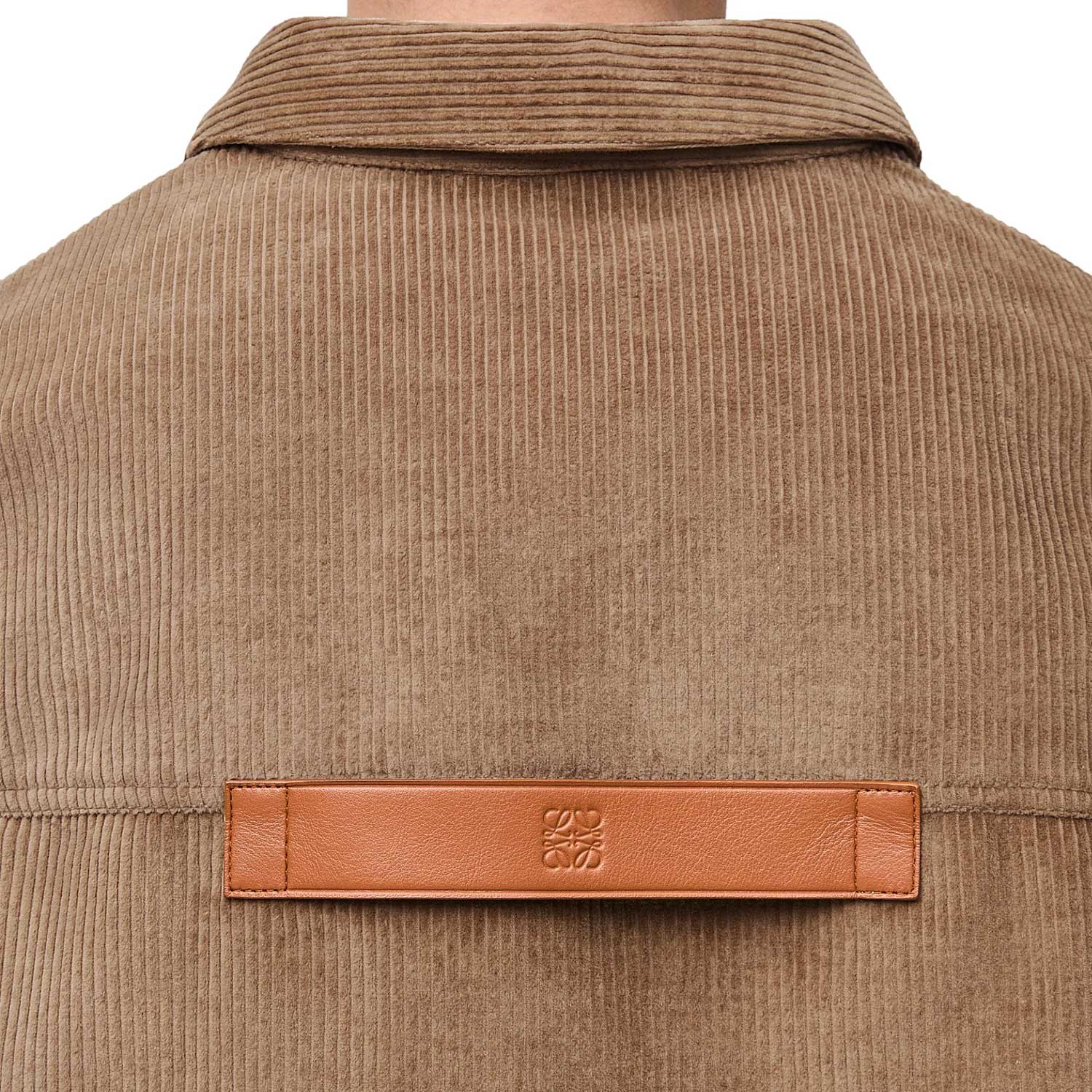 Sizing LOEWE Kemeja Lengan Panjang Loose-Fit Coklat Karamel Muda FW24. H526Y02WA2-3649