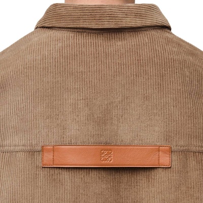 LOEWE FW24 輕焦糖棕寬鬆版長袖襯衫 H526Y02WA2-3649 Sizing LOEWE FW24 輕焦糖棕寬鬆版長袖襯衫 H526Y02WA2-3649