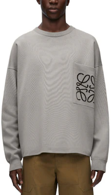 LOEWE Abu-Abu Sweater Rajut Logo Intarsia Lengan Panjang dengan Kantong H526Y14KDK-1527 Lookbook LOEWE Abu-Abu Sweater Rajut Logo Intarsia Lengan Panjang dengan Kantong H526Y14KDK-1527