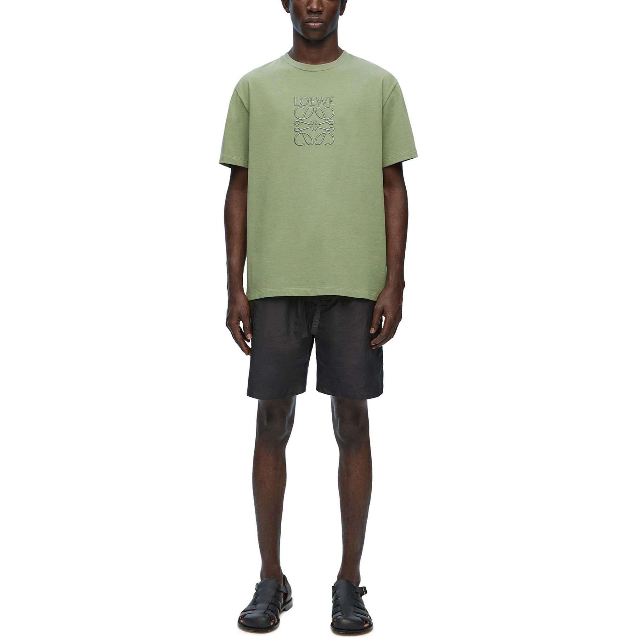 Lookbook Camiseta LOEWE Slim Fit Cuello Redondo con Logo en Verde Caqui. H526Y22XB8-1889