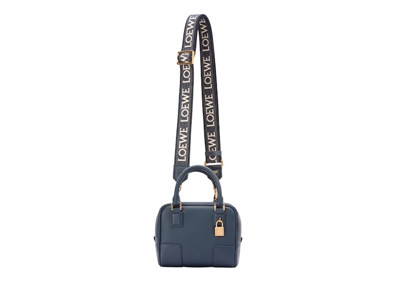 Lookbook Tas Tangan Persegi LOEWE Amazona 16 Biru Onyx