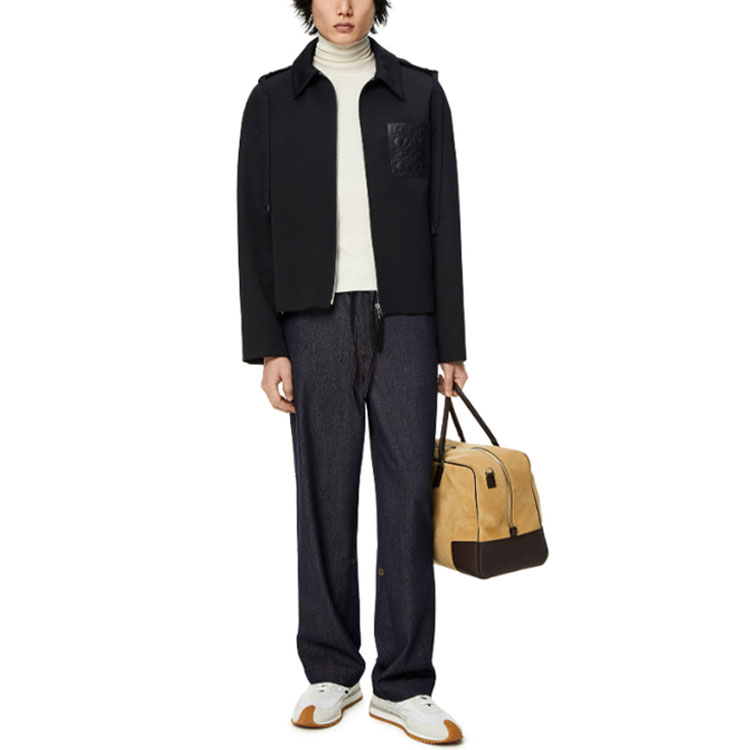 Lookbook LOEWE Anagrama FW22 Abrigo Parka con Capucha y Cierre Negro. H526Y01W63-1100
