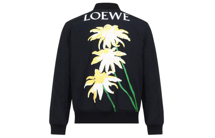 Lookbook LOEWE Jaket Hitam dengan Warna Polos dan Cetak Huruf Daisy di Belakang. H2108900PO-1100