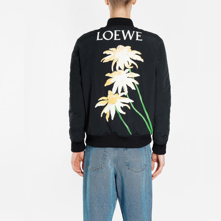 Purchase LOEWE Jaket Hitam dengan Warna Polos dan Cetak Huruf Daisy di Belakang. H2108900PO-1100