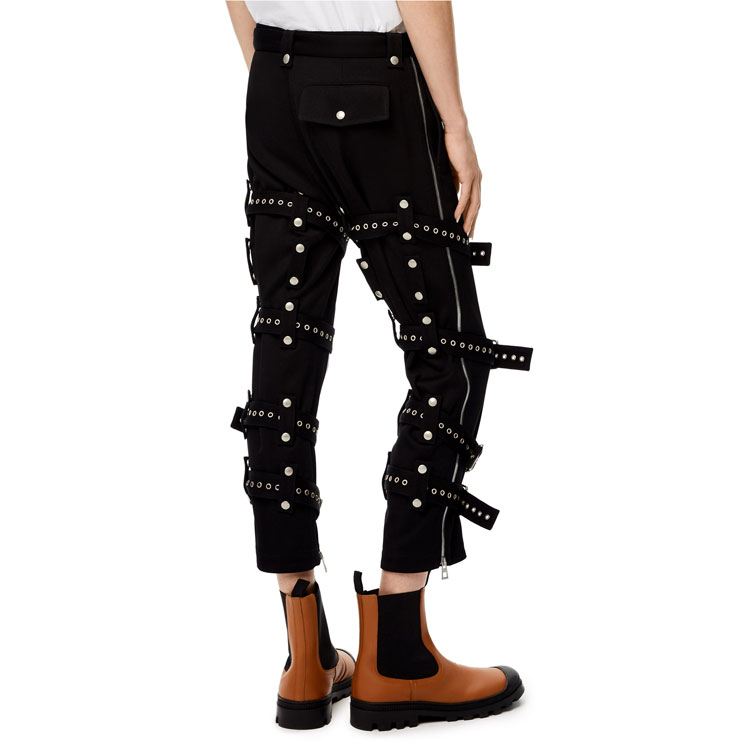 Shop ロエベ ブラック ウール テーパードパンツ メタリックアクセント付き H526Y04X04-1100